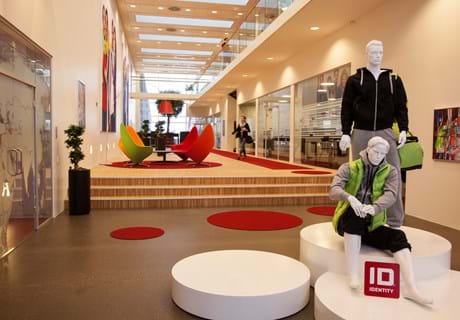 mange røde filttæpper i showroom hos ID identity